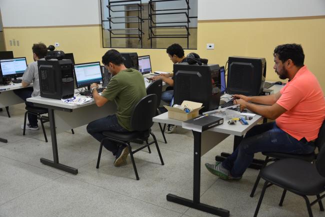 Alunos seguem empenhados no curso de Introdução ao Arduino na Fundação Inova