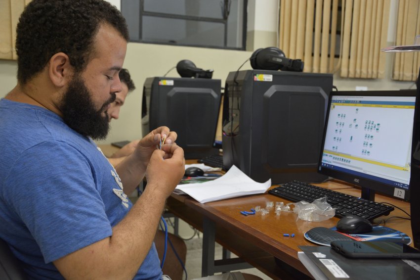 Curso de redes oferece capacitação com aulas práticas em ambiente real