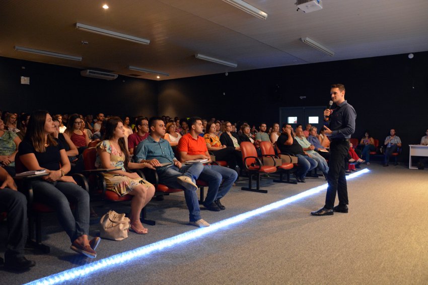 Palestra baseada em best-seller arrecada agasalhos para Fundo Social