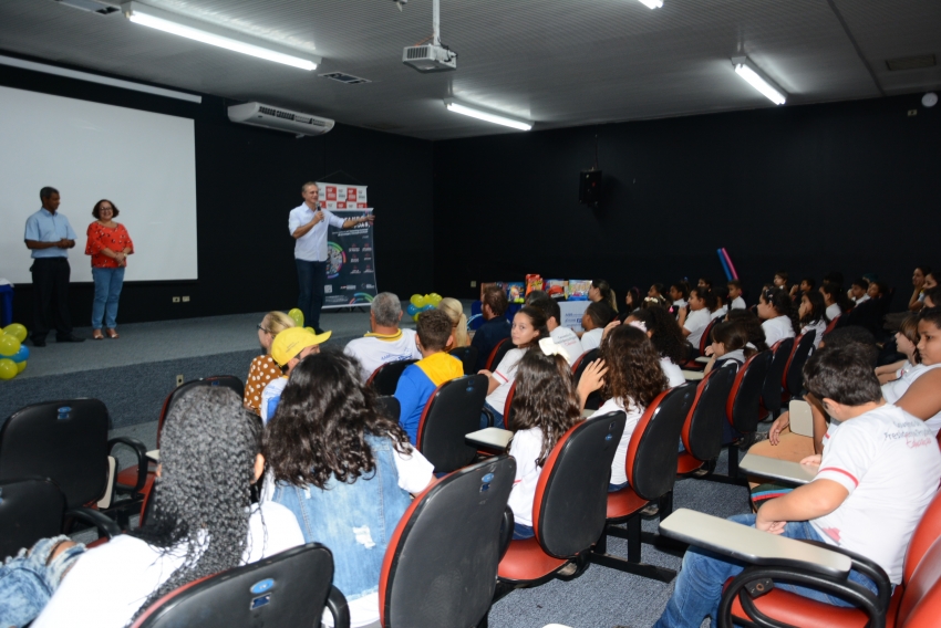 Entrega de uniformes reafirma parceria entre Seduc e AABB