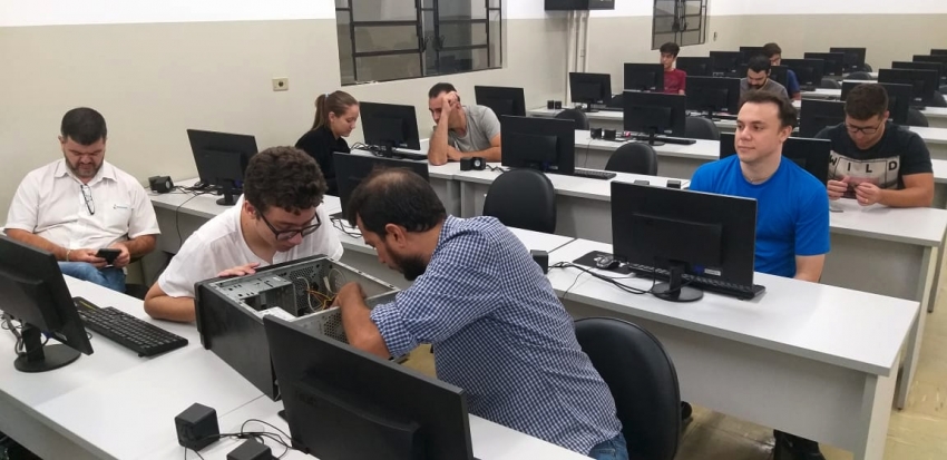 Oficina capacita participantes com técnicas hardware