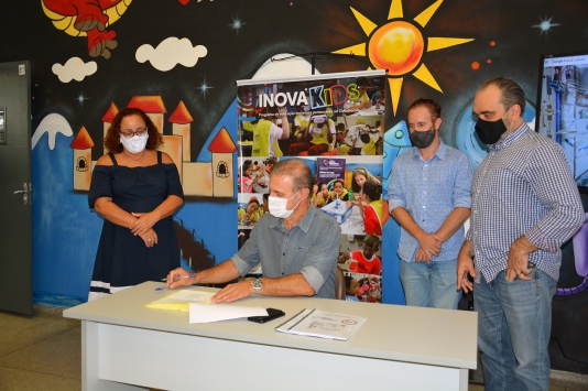 InovaKids é ampliado com laboratório de física e matemática e recebe assinatura de decreto do programa