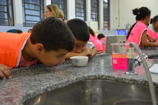 Oficina de Ciências I do Inova Kids aguça curiosidade das crianças