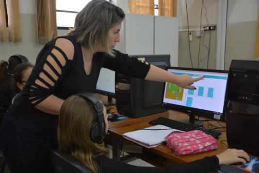 Com atividades lúdicas, meninas participam da oficina de introdução à lógica de programação