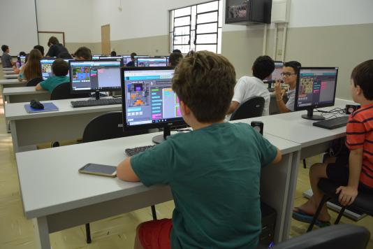 Com adesão máxima, curso de programação com Minecraft tem início na Inova