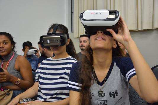 Alunos de Administração da Unoeste participam de workshop de Realidade Virtual e Aumentada