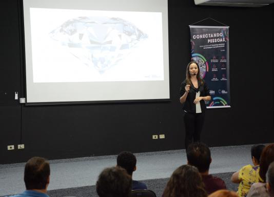 Programadora neurolinguística mostra ferramentas para lidar com as emoções 