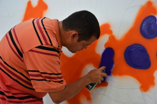 Nova sala de Artes do Inova Kids ganha mural de artista 