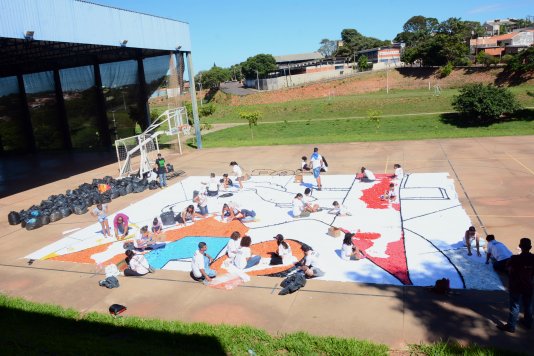 Mosaico com tampinhas faz homenagem a Páscoa e projeto de arrecadação continuará