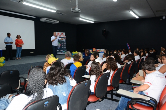 Entrega de uniformes reafirma parceria entre Seduc e AABB