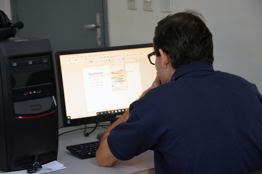 Associação de Surdos realiza aula de informática visando auxiliar na preparação de currículo